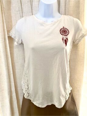 Women's Short-Sleeve Lace Side Tee with Dreamcatcher Embroidery